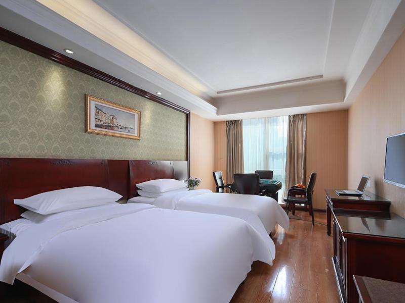 Ένα ή περισσότερα κρεβάτια σε δωμάτιο στο Vienna Hotel Hengyang Zhengxiang