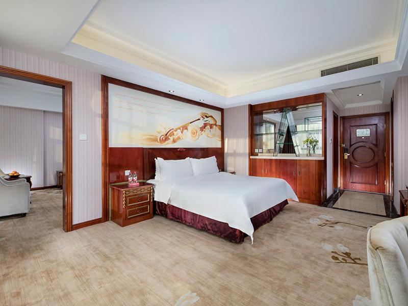 Ліжко або ліжка в номері Vienna Hotel Shenzhen Pingshan Shenshan Road