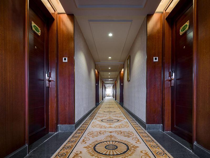 a hallway with a tile floor in a building at Vienna Hotel Dongguan Qiaotou in Qiaotou