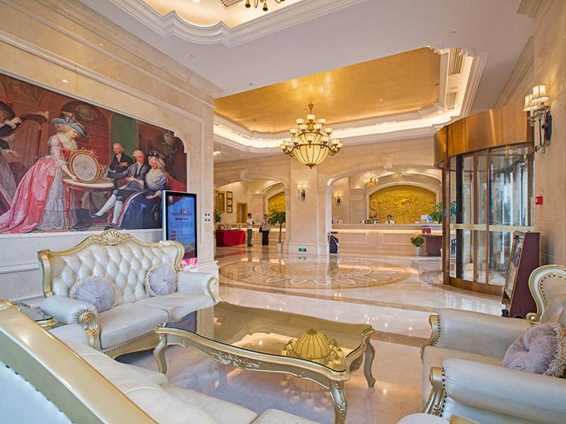 a large living room with a chandelier and a large lobby at Vienna Hotel Hubei Tianmen Donghu International in Tianmen