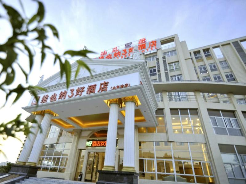 Vienna Hotel Shantou Longhu South Taishan Road في شانتو: مبنى امامه لافته