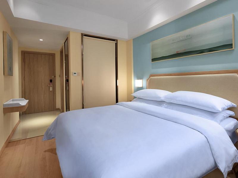 duże białe łóżko w pokoju hotelowym w obiekcie Vienna Hotel (Dongmin Road Nanning) w mieście Nanning