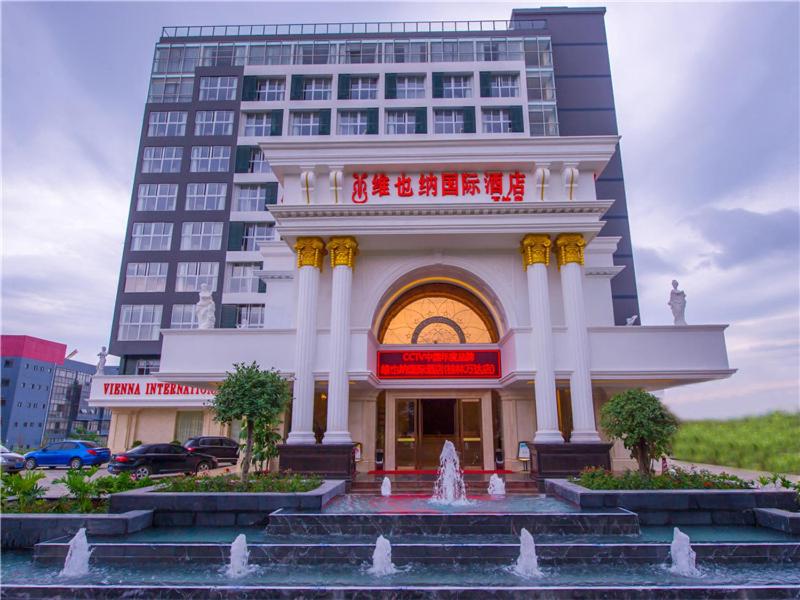 een gebouw met een fontein voor een gebouw bij Vienna International Hotel Guilin Wanda Plaza in Guilin