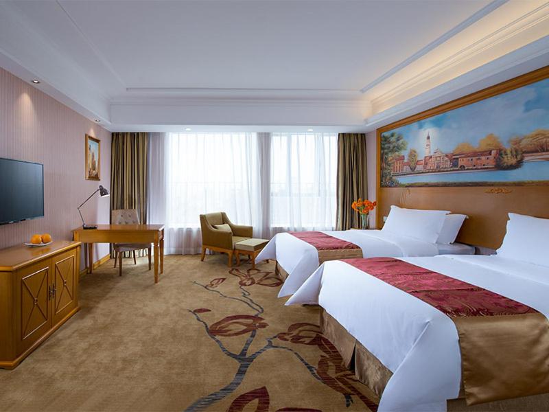 Habitación de hotel con 2 camas y TV en Vienna Hotel Foshan Lecong Furniture Mall, en Shunde