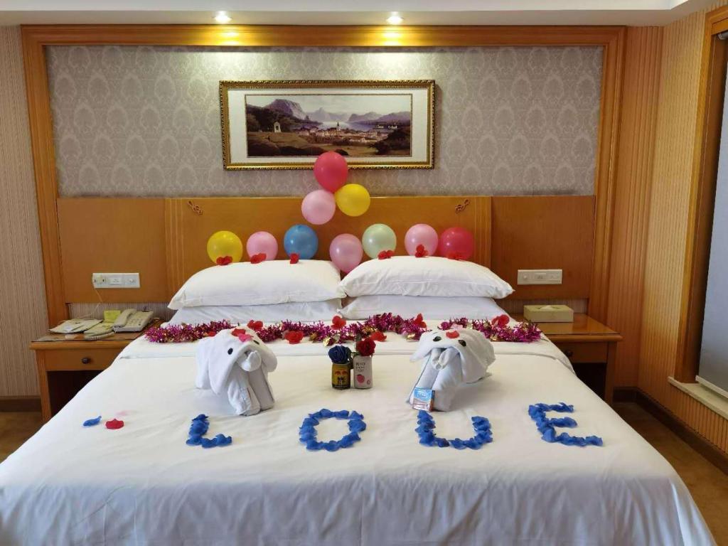 łóżko z balonami i dekoracjami na słoniu w obiekcie Vienna International Hotel Zhongshan Torch Development Zone w mieście Zhongshan