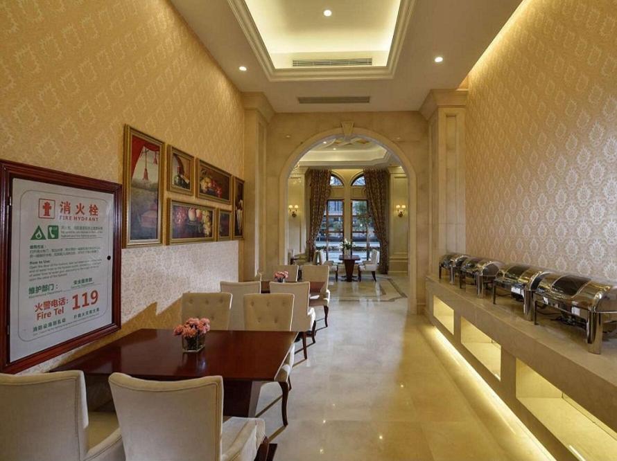 a dining room with chairs and a table in a building at Vienna Hotel Fujian Xiapu in Xiapu