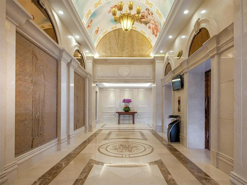 um corredor de um edifício com um lustre em Vienna International Hotel Shaoguan Fengcailou em Shaoguan