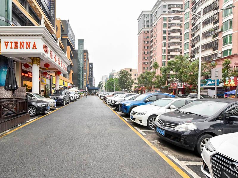 un montón de autos estacionados en un estacionamiento en Vienna Hotel Shenzhen Bao'an Xin'an en Bao'an