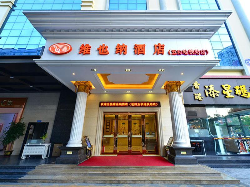 un ingresso a un edificio con scritte cinesi sopra di Vienna Classic Hotel Shenzhen Bantian Wuhe Avenue a Shenzhen