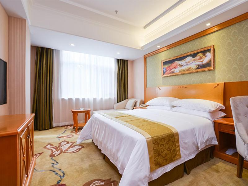 Tempat tidur dalam kamar di Vienna Hotel Nanjing Pukou Middle Puzhu Road