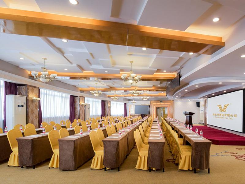 een grote feestzaal met tafels en gele stoelen bij Vienna 3 Best Hotel Guangxi Nanning Station in Nanning