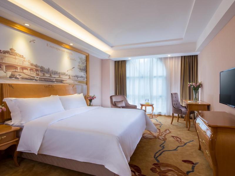 Postel nebo postele na pokoji v ubytování Vienna Classic Hotel Shenzhen Bantian Wuhe Avenue