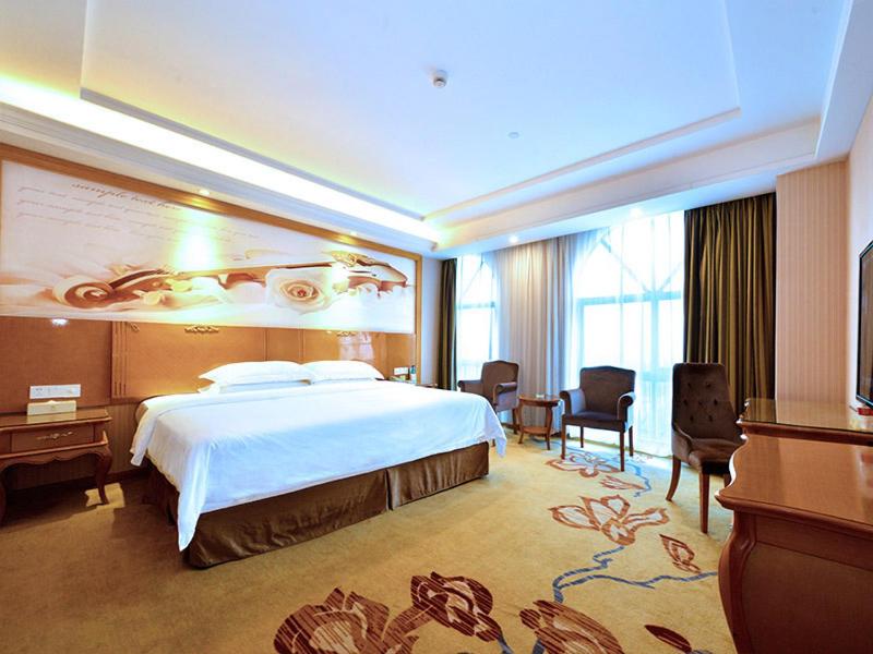 Postel nebo postele na pokoji v ubytování Vienna Classic Hotel Shenzhen Bantian Wuhe Avenue