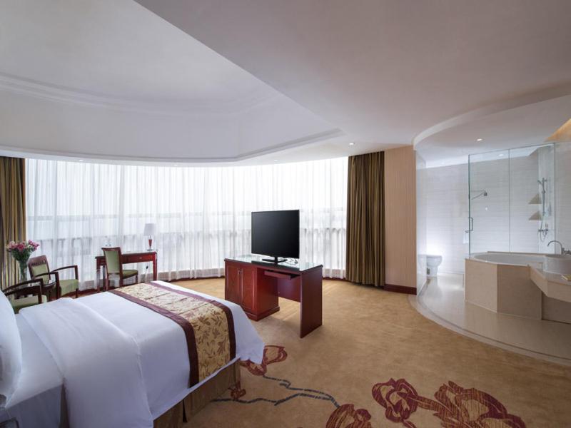 Vienna Hotel Dongguan Humen Huaibei Road tesisinde bir televizyon ve/veya eğlence merkezi