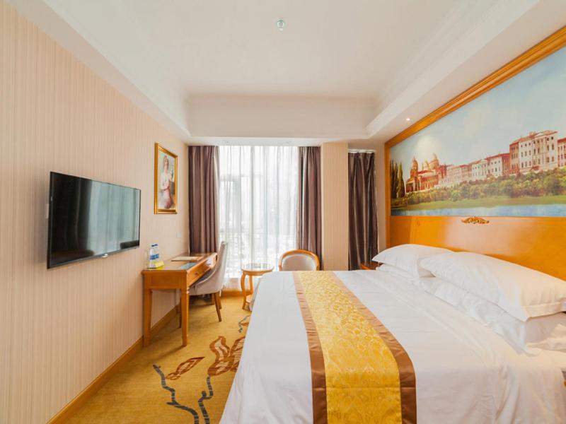 Habitación de hotel con cama y TV de pantalla plana. en Vienna 3 Best Hotel Fuzhou Fuma Road Ziyang en Fuzhou
