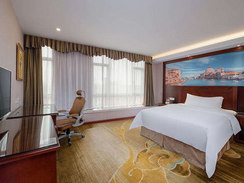 Postel nebo postele na pokoji v ubytování Vienna Hotel Foshan Huangqi