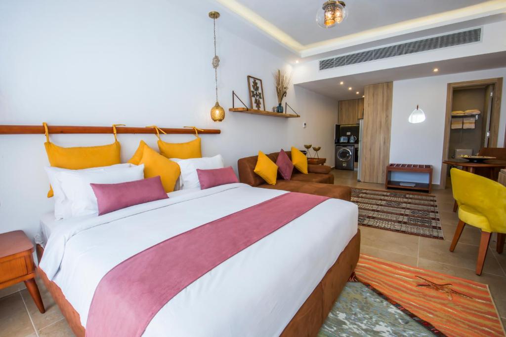 Кровать или кровати в номере OSKENA Azzurra Sahl Hasheesh Hurghada