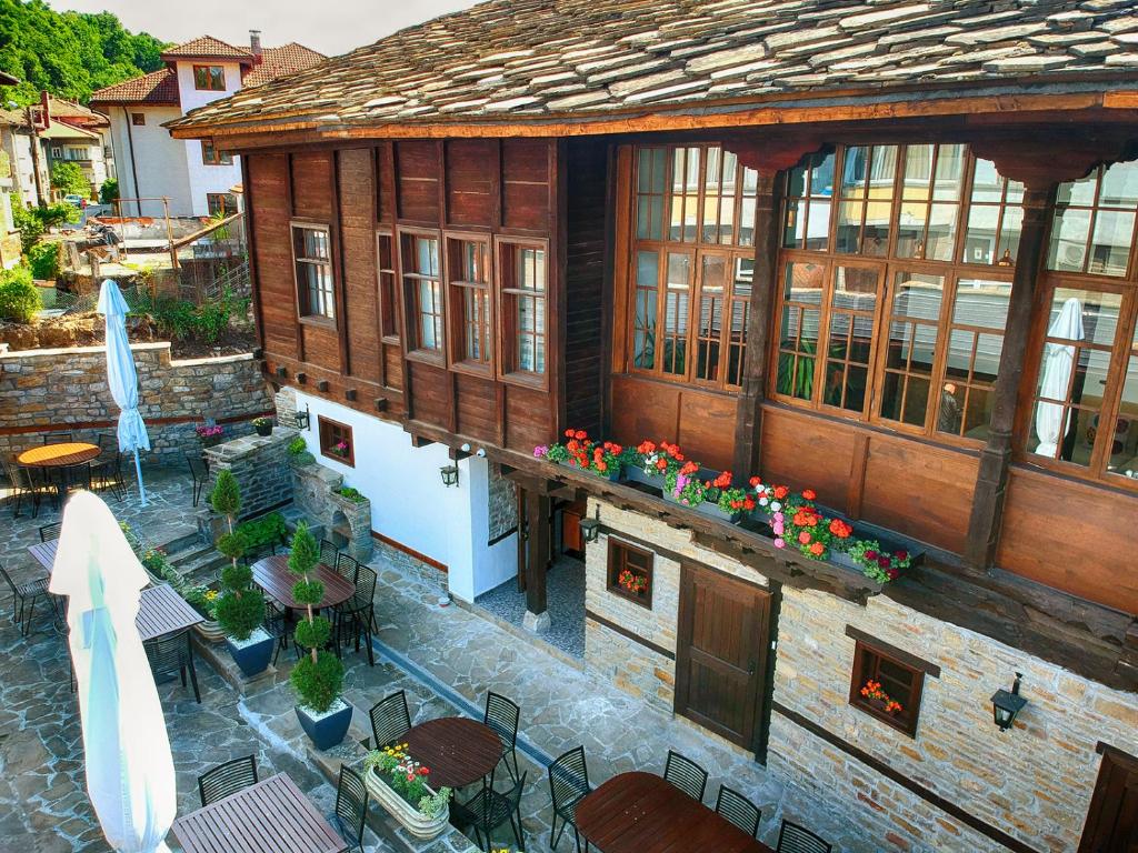 - une vue de tête sur un bâtiment avec des tables et des chaises dans l'établissement Соколови къщи, à Gabrovo