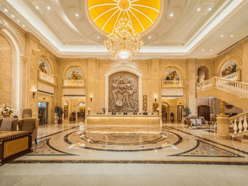 Vienna Hotel Nanjing Gaochun Yinjiang Internation في Gaochun: غرفة كبيرة فيها ثريا ولوبي كبير