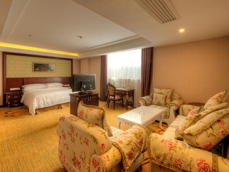 TV a/nebo společenská místnost v ubytování Vienna Hotel Shanghai Happy Valley