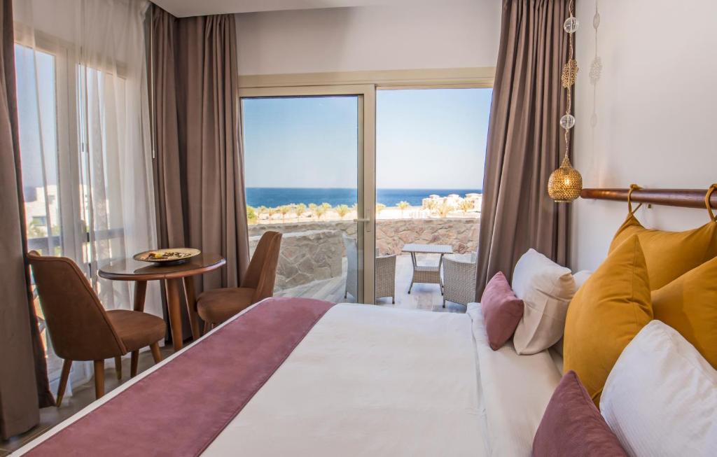 Кровать или кровати в номере OSKENA Azzurra Sahl Hasheesh Hurghada