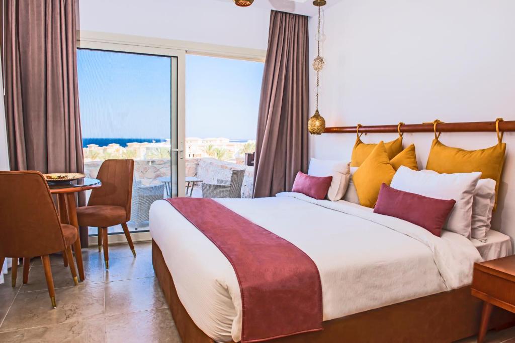 Кровать или кровати в номере OSKENA Azzurra Sahl Hasheesh Hurghada