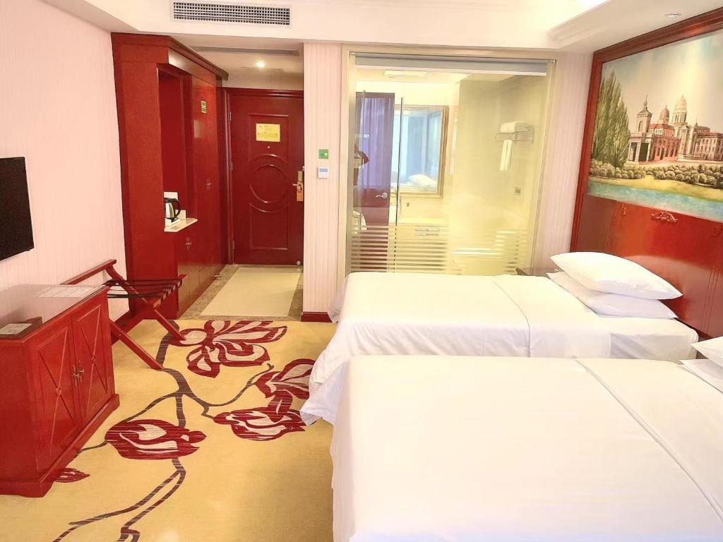 Postel nebo postele na pokoji v ubytování Vienna Hotel Shenzhen Bao'an Xin'an