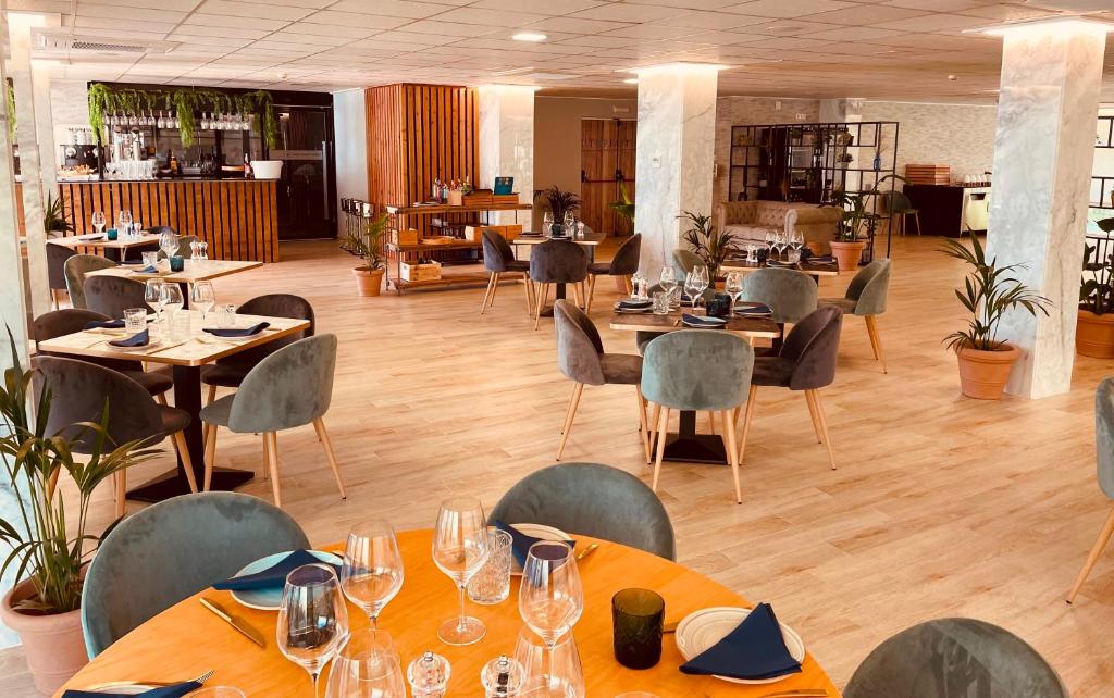 a restaurant with wooden tables and chairs and tablesktop at Cullera Holiday in Cullera