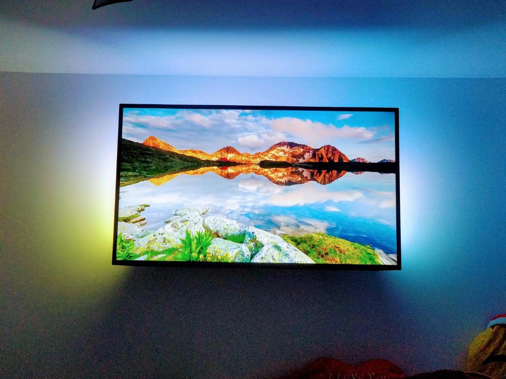 A television and/or entertainment centre at Ático con Piscina y Vistas al Mar Habitat Litoral