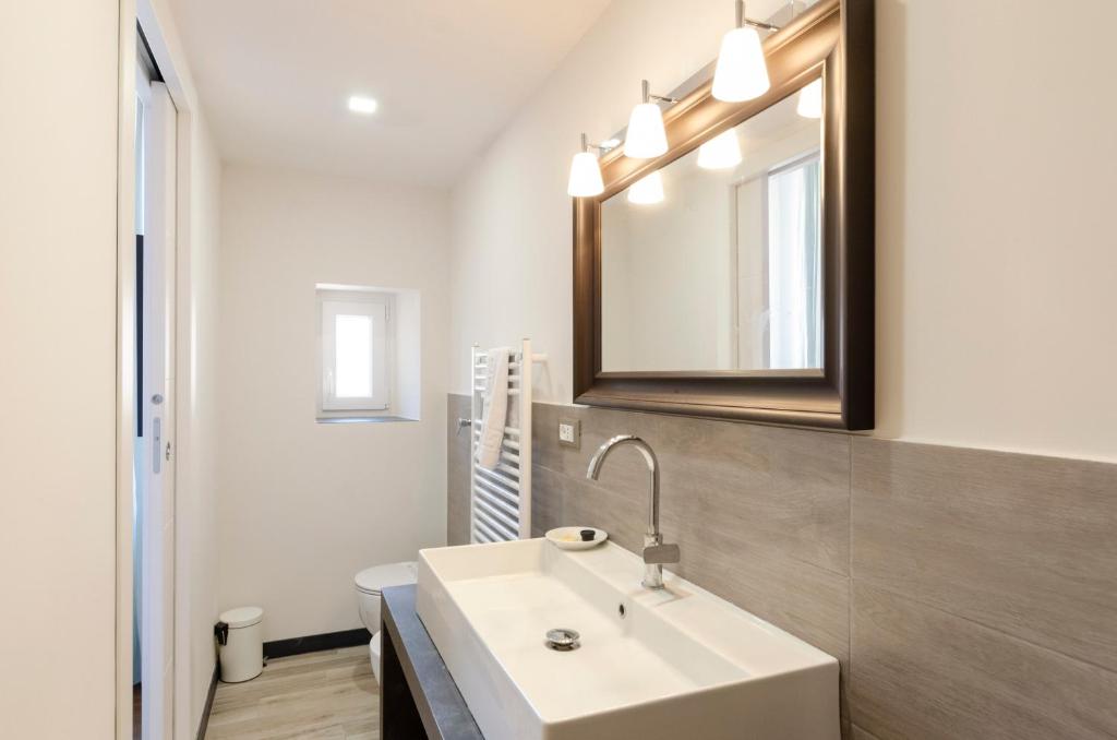 Kúpeľňa v ubytovaní JOIVY Spacious Family Apt for 4, in Carignano, Genoa