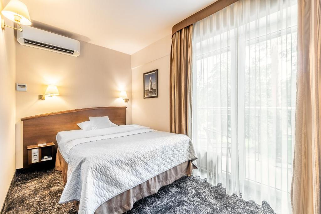 Postel nebo postele na pokoji v ubytování Hotel Warszawa Spa & Resort