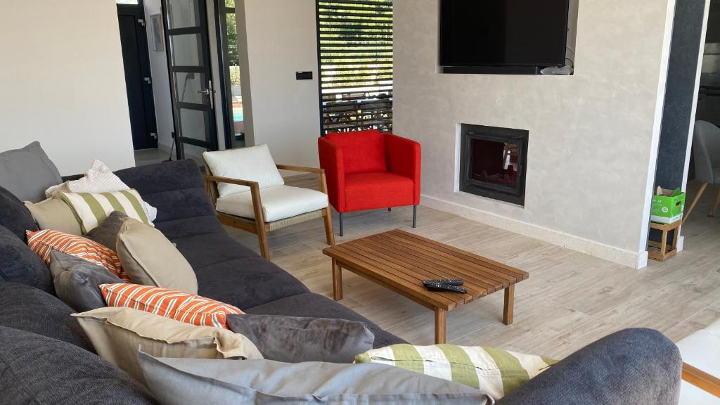 TV a/nebo společenská místnost v ubytování Quiet family Villa Anne, Podstrana