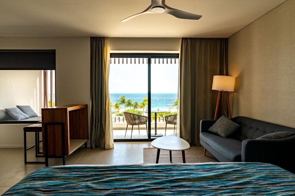Elegance Club Junior Suite Oceanfront Jacuzzi #4