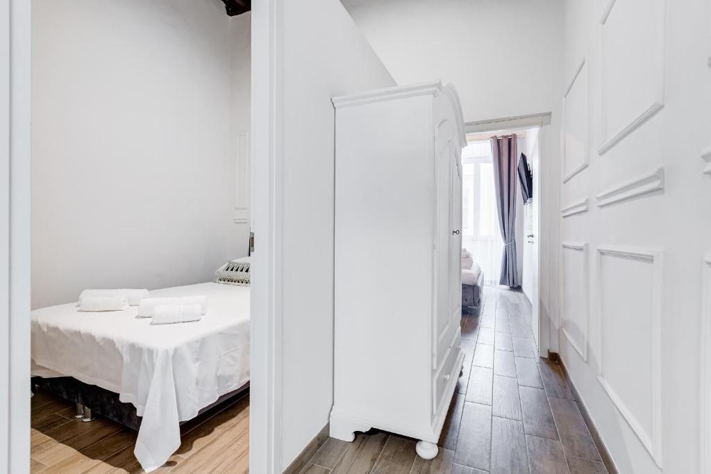 A bed or beds in a room at TREVI FOUNTAIN - RomeDreamHome