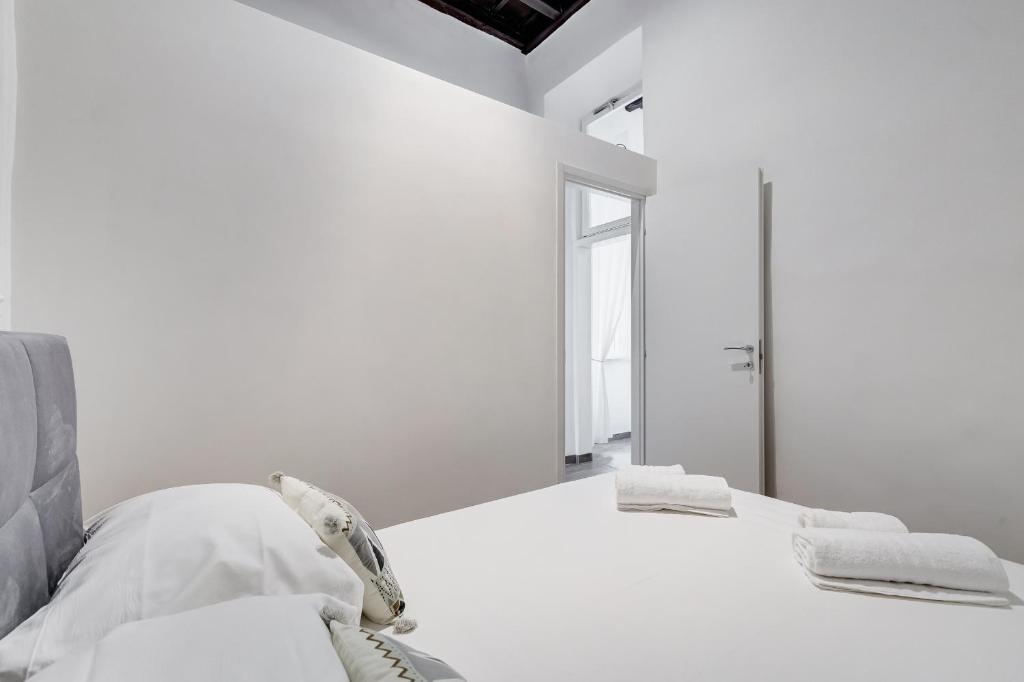 A bed or beds in a room at TREVI FOUNTAIN - RomeDreamHome