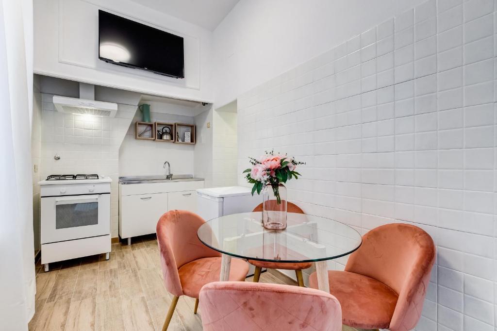 A kitchen or kitchenette at TREVI FOUNTAIN - RomeDreamHome