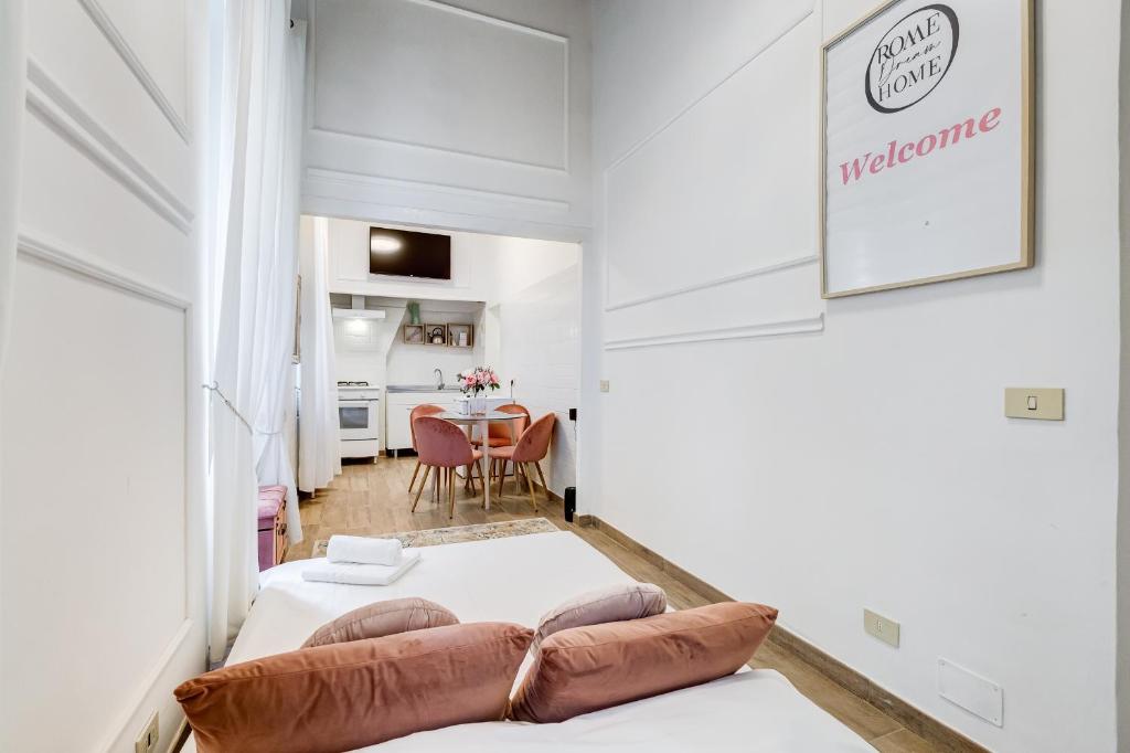 A bed or beds in a room at TREVI FOUNTAIN - RomeDreamHome