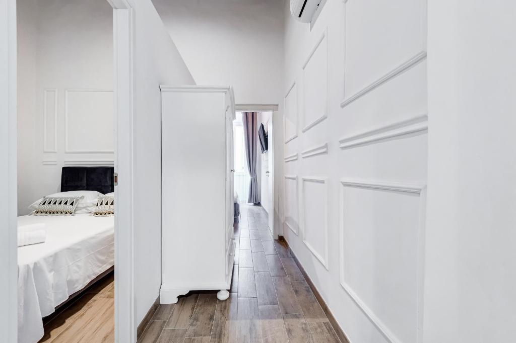 A bed or beds in a room at TREVI FOUNTAIN - RomeDreamHome