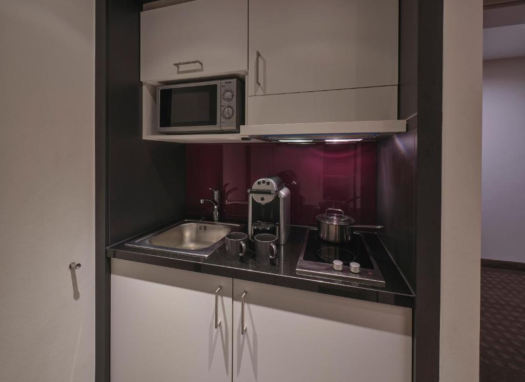 Una cocina o cocineta en Essential by Dorint Basel City