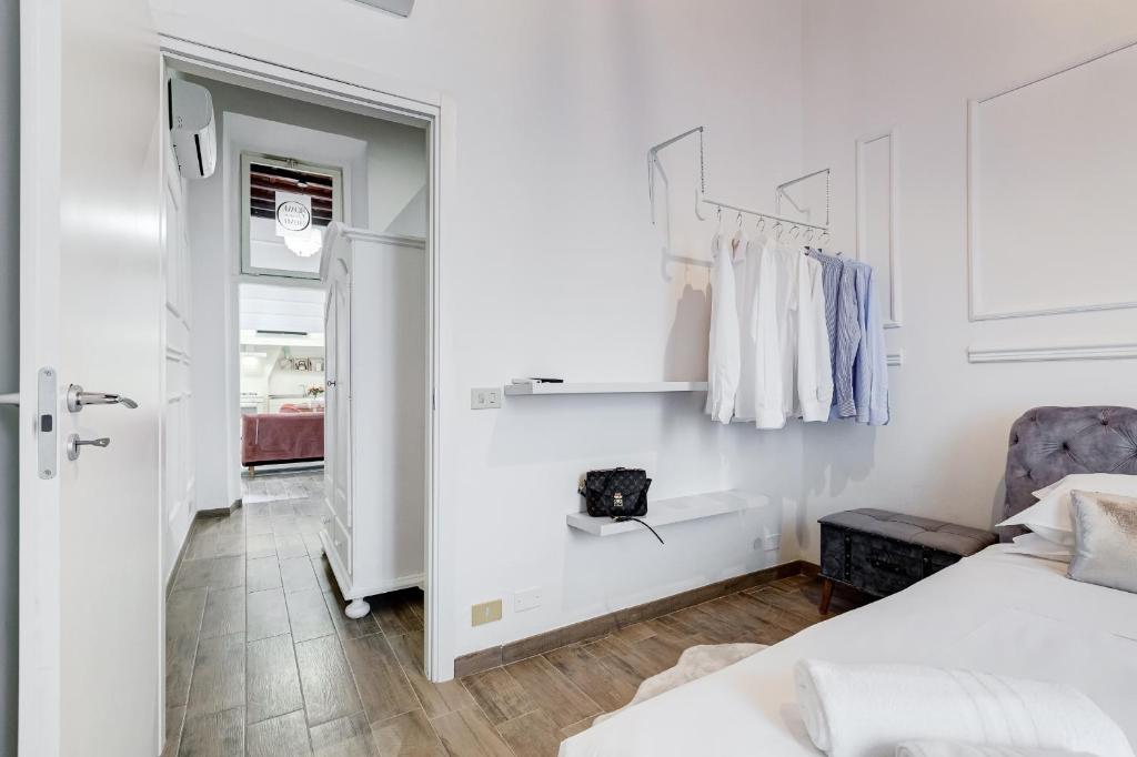 A bed or beds in a room at TREVI FOUNTAIN - RomeDreamHome