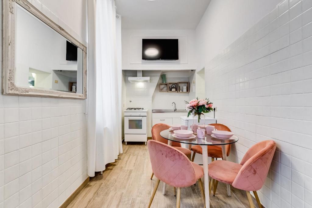 A kitchen or kitchenette at TREVI FOUNTAIN - RomeDreamHome