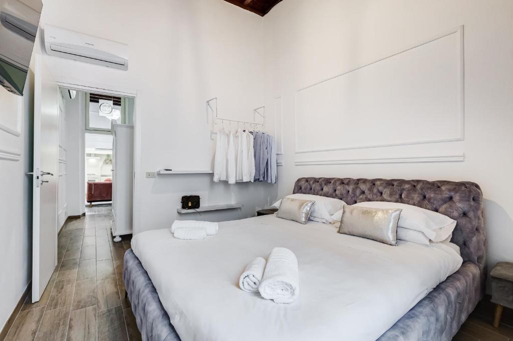 A bed or beds in a room at TREVI FOUNTAIN - RomeDreamHome
