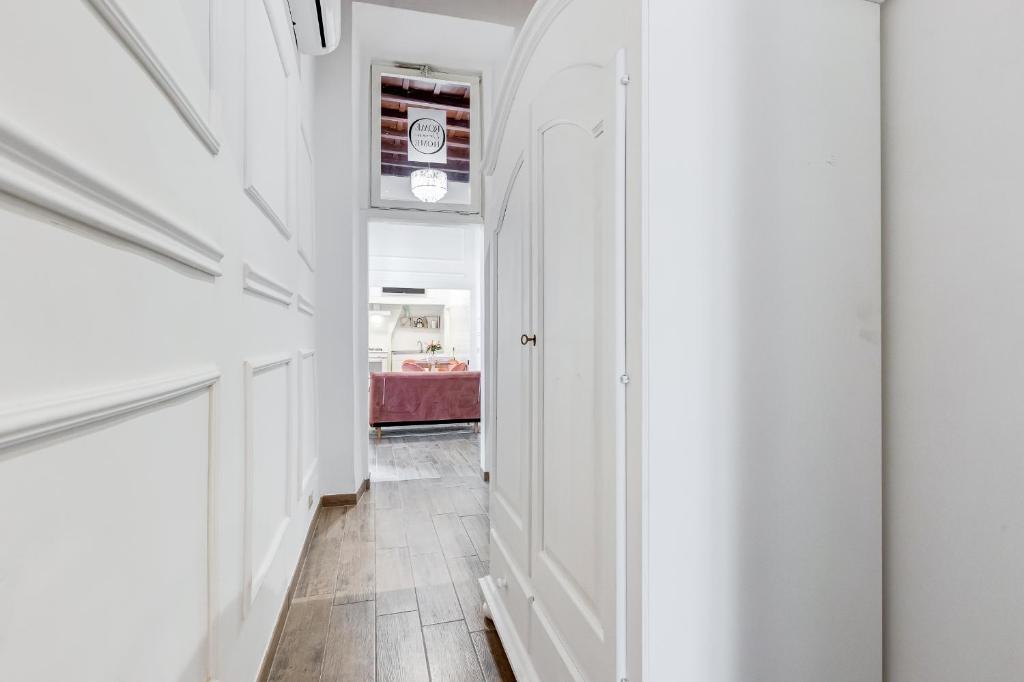 A bed or beds in a room at TREVI FOUNTAIN - RomeDreamHome