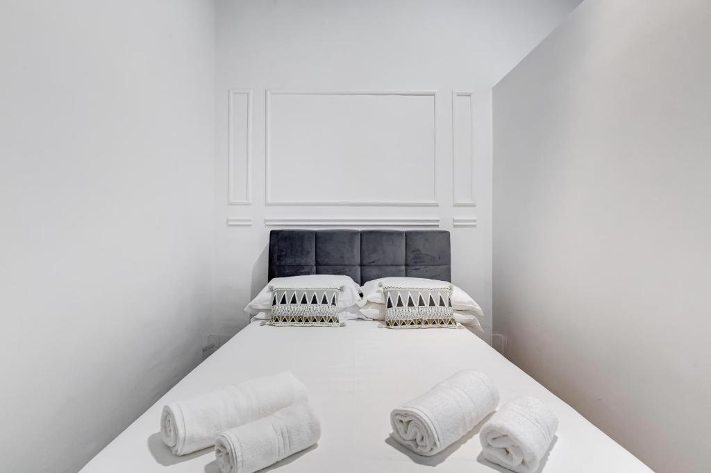 A bed or beds in a room at TREVI FOUNTAIN - RomeDreamHome