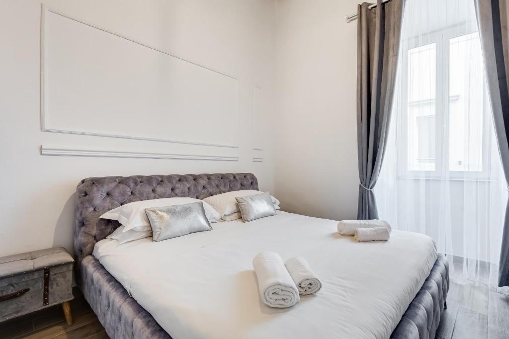 A bed or beds in a room at TREVI FOUNTAIN - RomeDreamHome