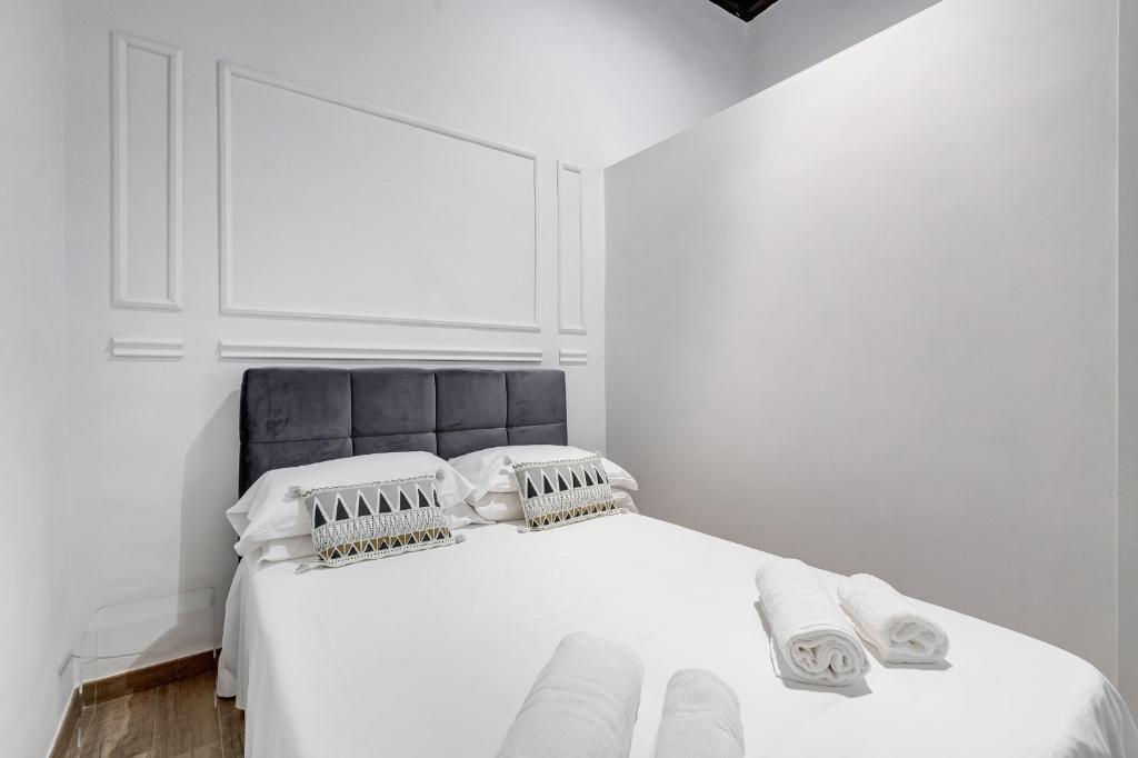 A bed or beds in a room at TREVI FOUNTAIN - RomeDreamHome