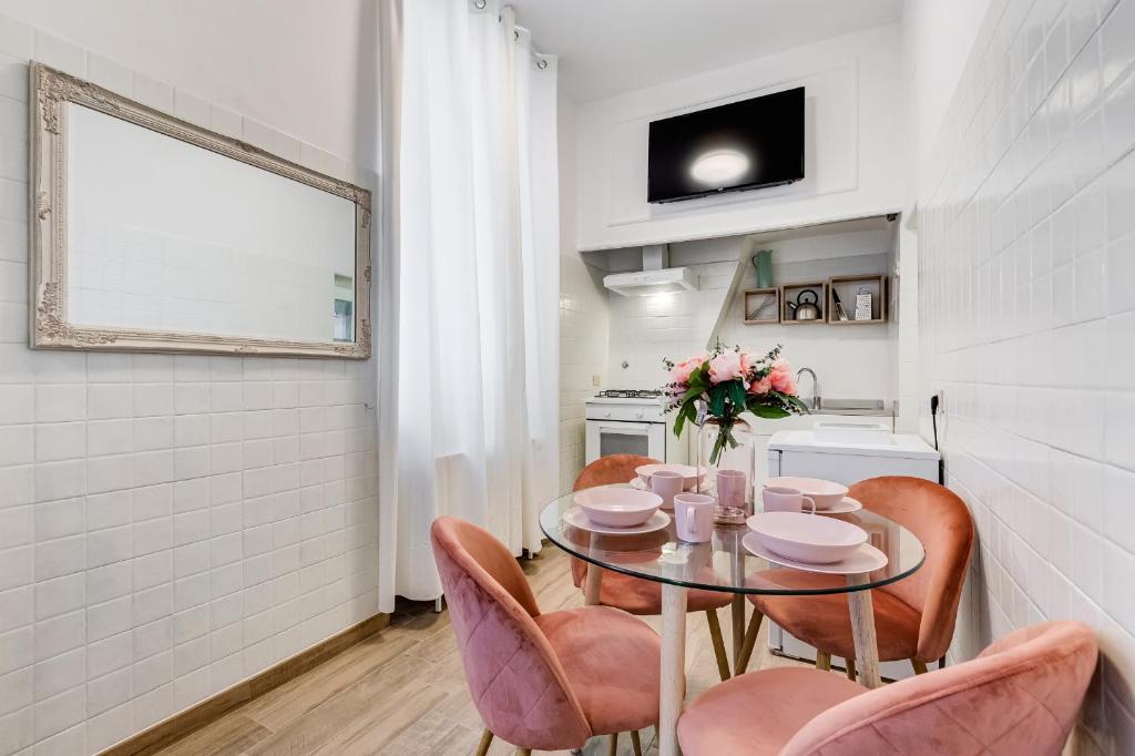 A kitchen or kitchenette at TREVI FOUNTAIN - RomeDreamHome