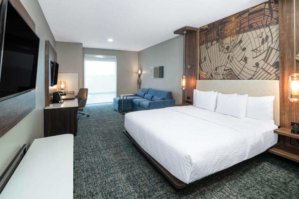 La Quinta Inn & Suites by Wyndham Nashville Downtown Stadium - Salle Royale Avec Baignoire Avec Barres à Main - Mobilité Accessible / Non-fumeur