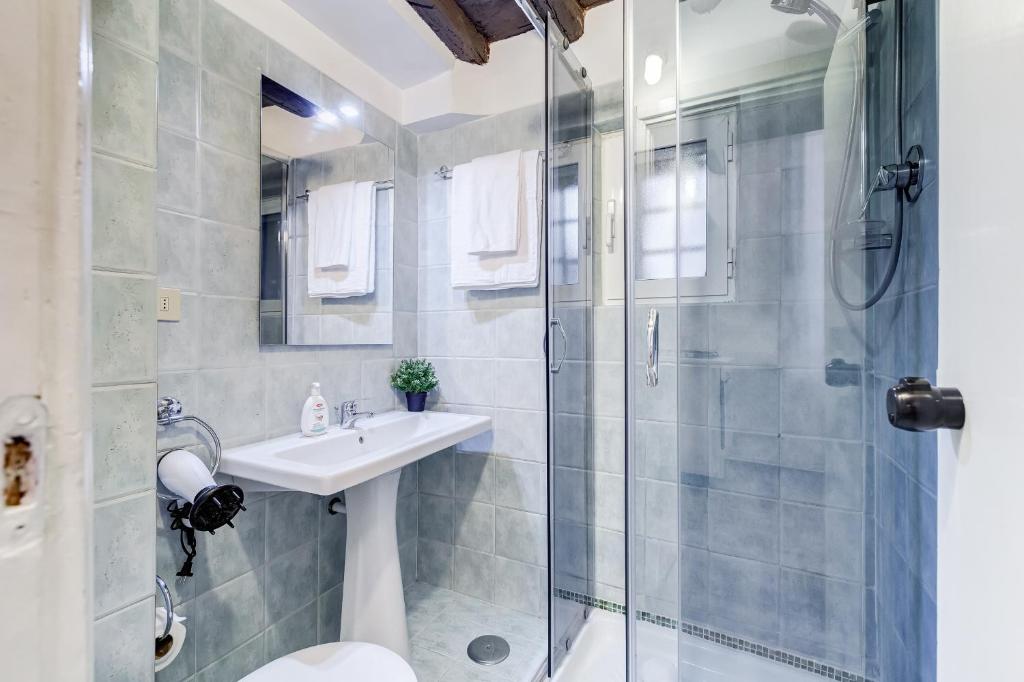 A bathroom at TREVI FOUNTAIN - RomeDreamHome