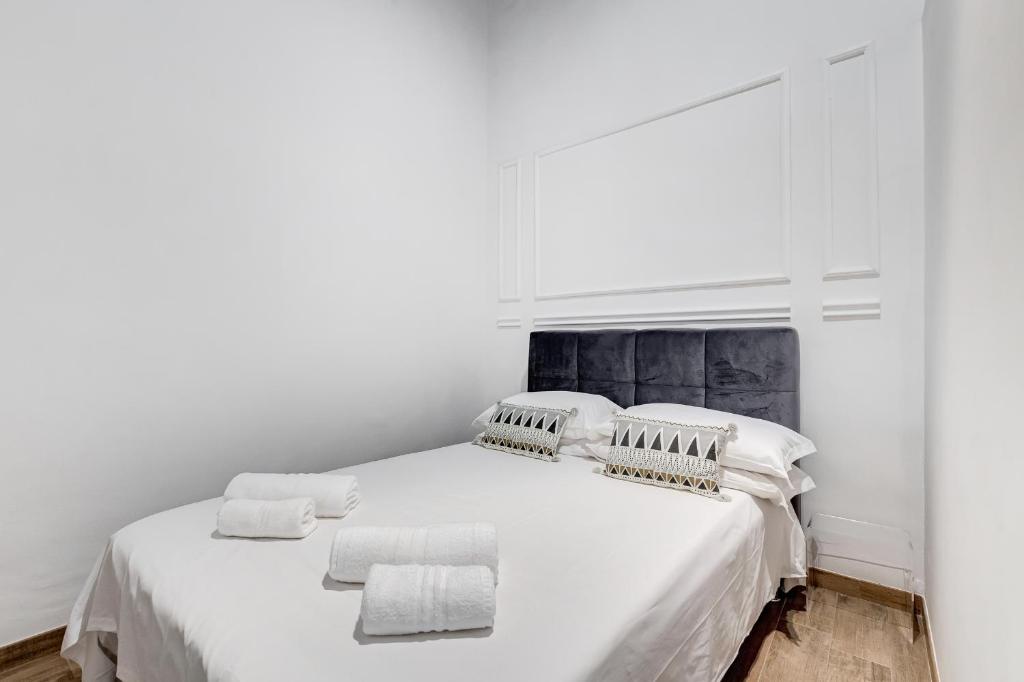 A bed or beds in a room at TREVI FOUNTAIN - RomeDreamHome